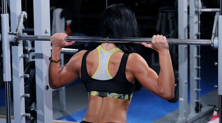 mujer ejercitando sus piernas