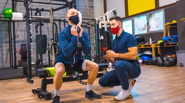ejercicios de piernas con un entrenador personal