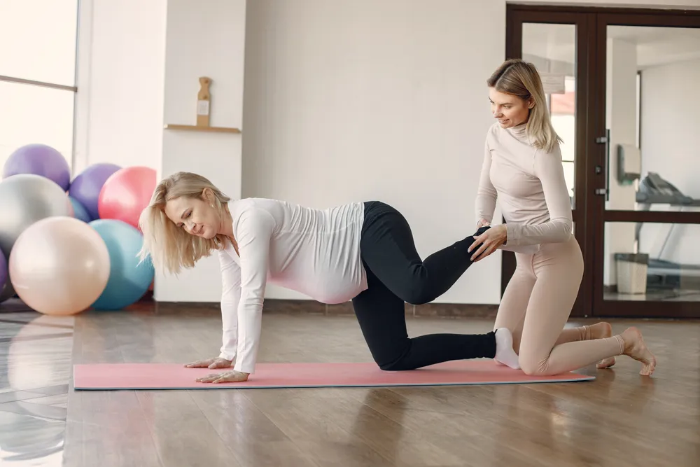 entrenamiento de una mujer embarazada con un entrenador personal