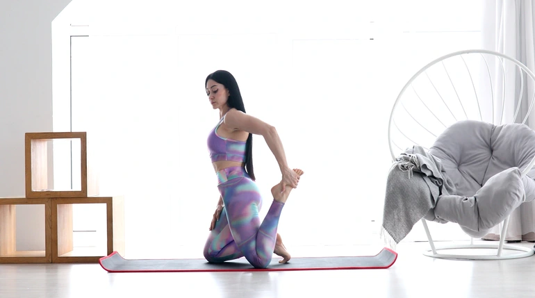 mujer realizando ejercicios estáticos