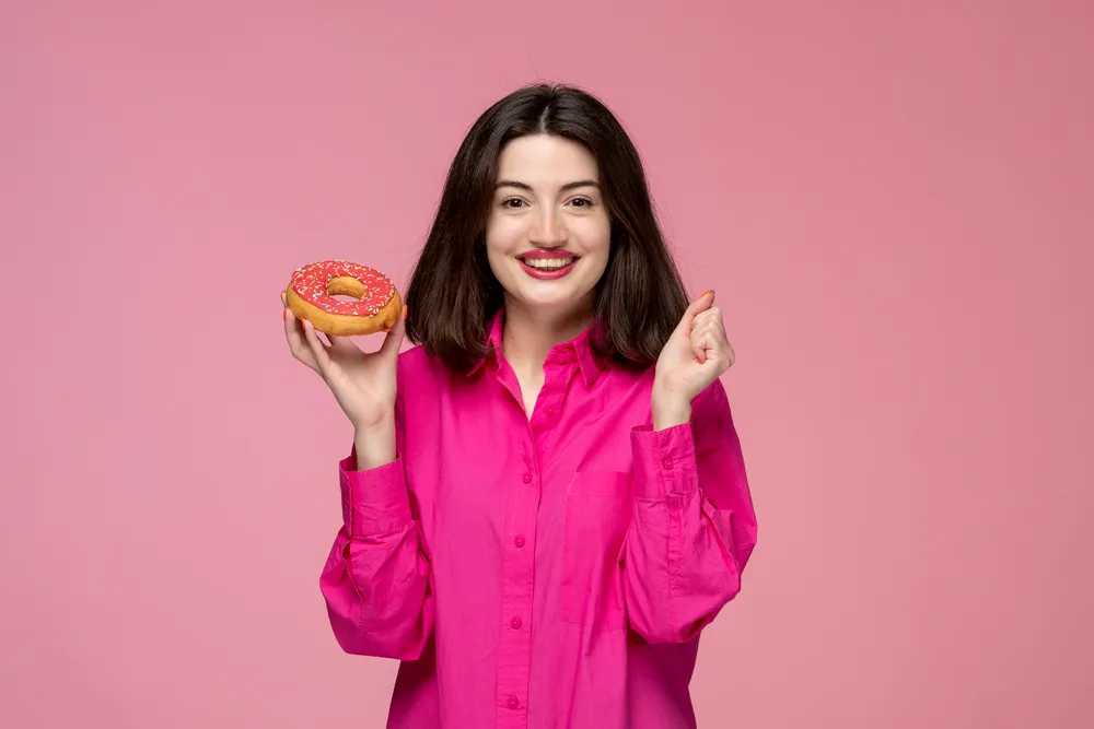 niña sosteniendo un donut