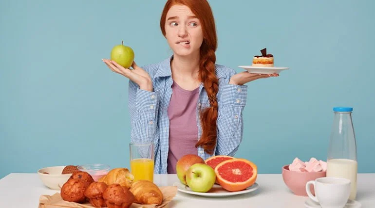 mujer preguntándose qué comer