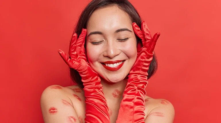 mujer sonriente sana