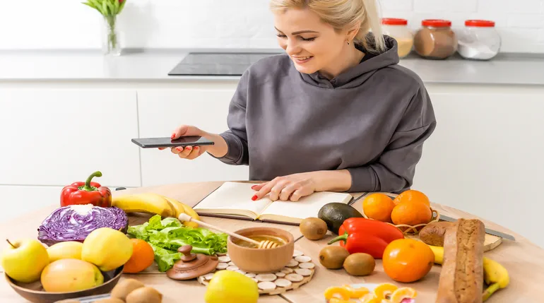 Mujer preparando un plan que incluye alimentación saludable.