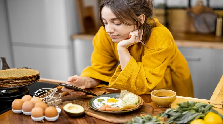 mujer buscando idea de desayuno