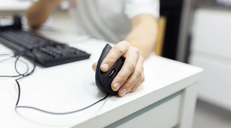 Trabajar en la computadora como causa del codo de tenista.