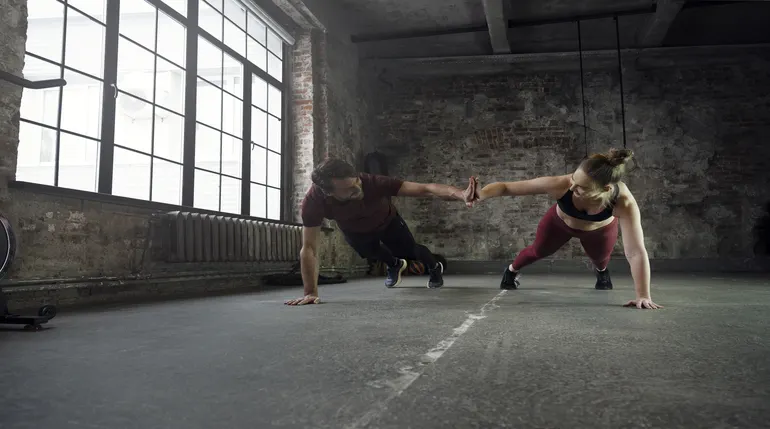 Entrenamiento de CrossFit realizado en parejas