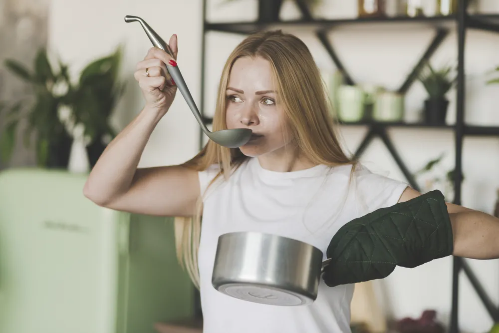 la mujer intenta satisfacer su sensación de hambre