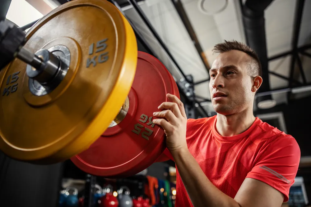 el hombre ha seleccionado la carga adecuada para su entrenamiento