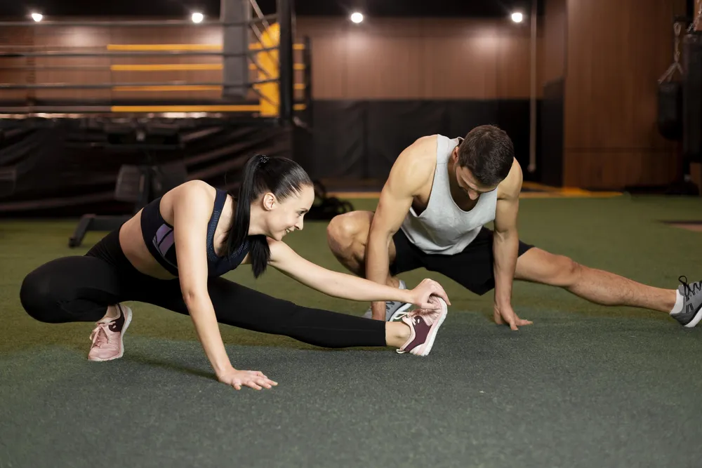Mujer y hombre realizan entrenamiento correctivo.