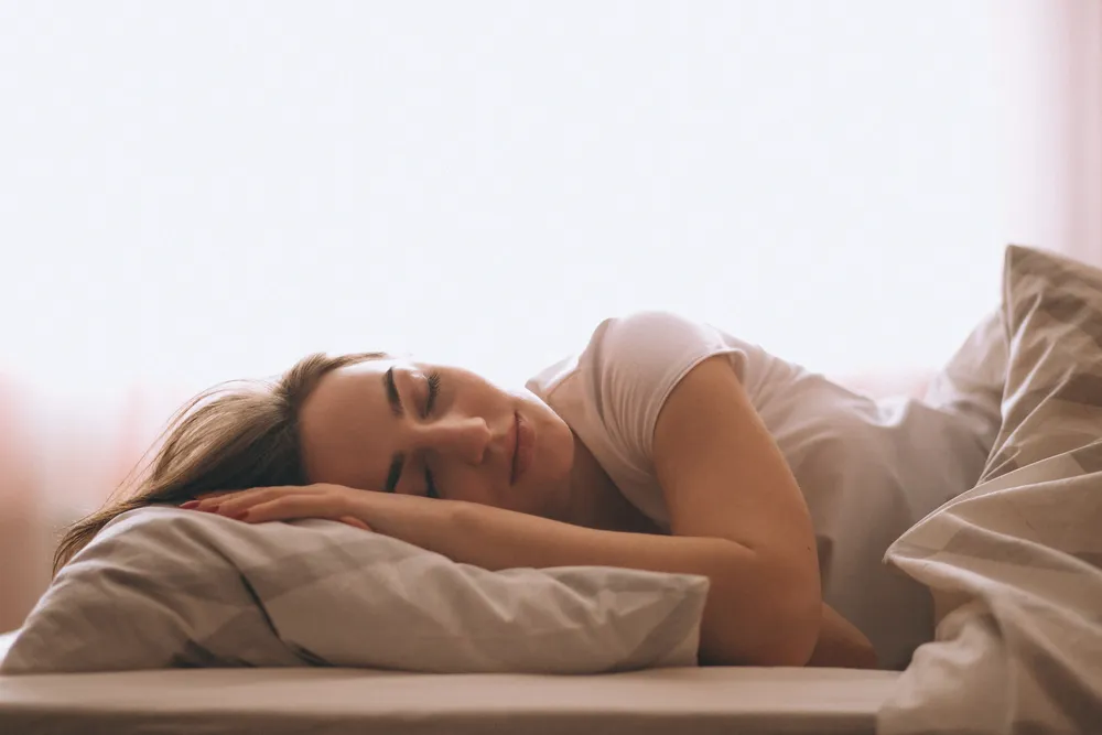 Mujer durante el sueño la influencia de la melatonina.