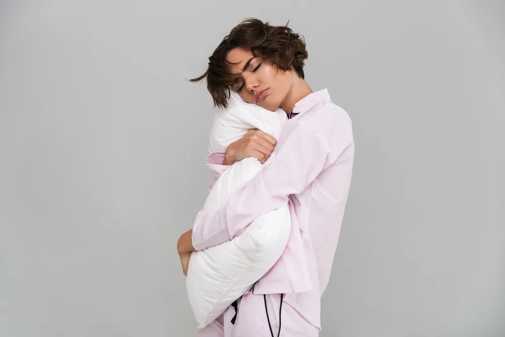 la mujer toma melatonina y se va a dormir