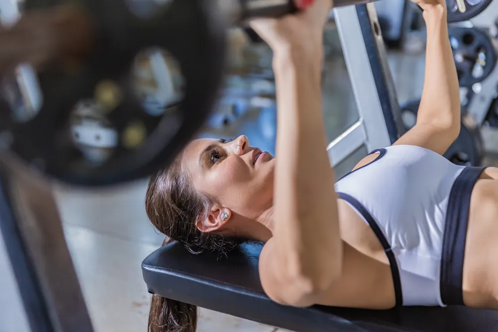 una mujer sabe que elegir el peso para entrenar es muy importante