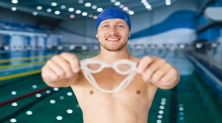 un hombre que intenta mejorar rápidamente su condición física en la piscina