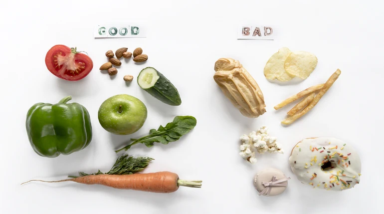 verduras saludables y snacks no saludables