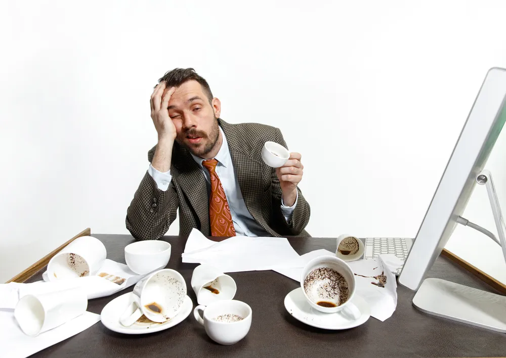 un hombre siente una disminución de energía después de tomar café