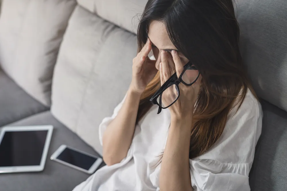 la mujer se siente constantemente cansada y somnolienta