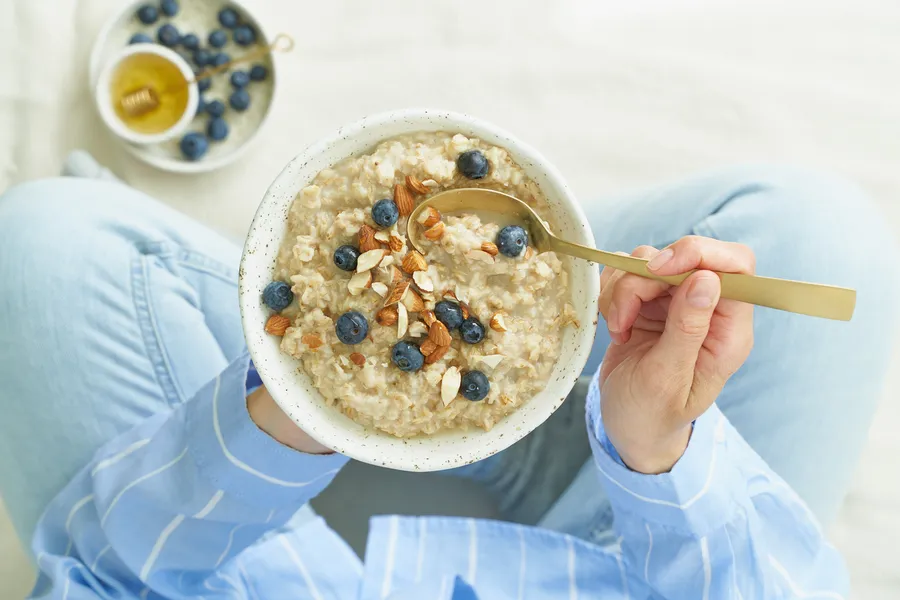 Avena con arándanos y almendras.