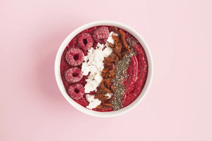 Avena con frambuesas, coco, bayas de goji y semillas de chía.