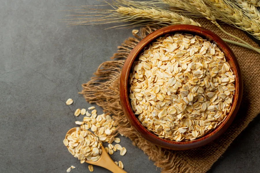 Copos de avena en un bol.