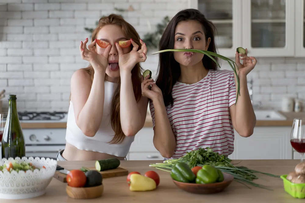 Las mujeres y los alimentos que contienen muchos nutrientes.