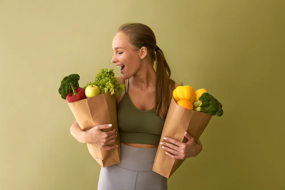 una mujer que conoce los principios de una alimentación saludable