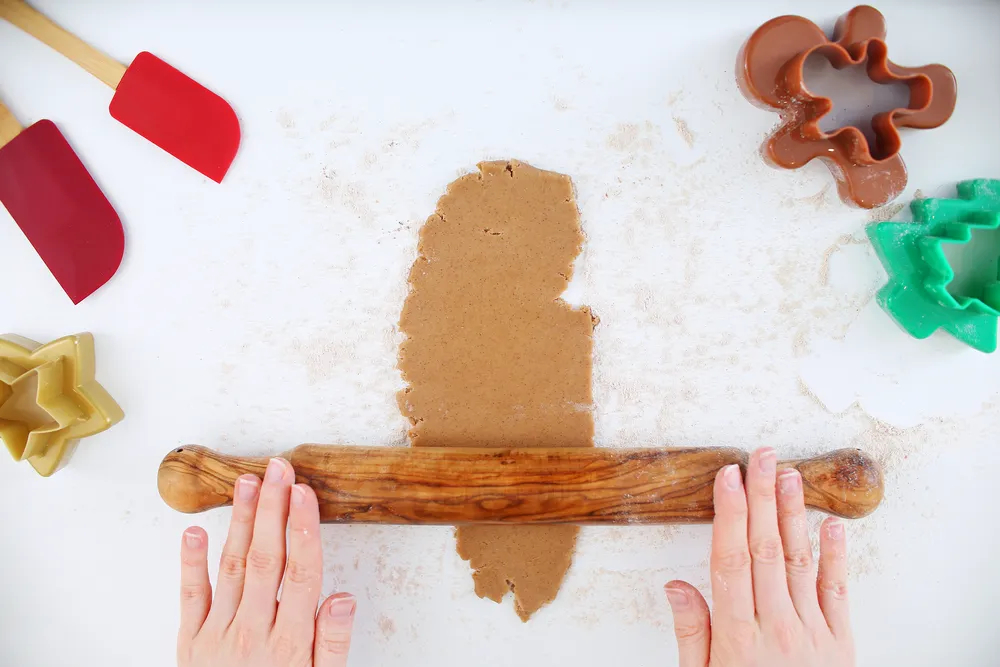 extender la masa para el pan de jengibre navideño
