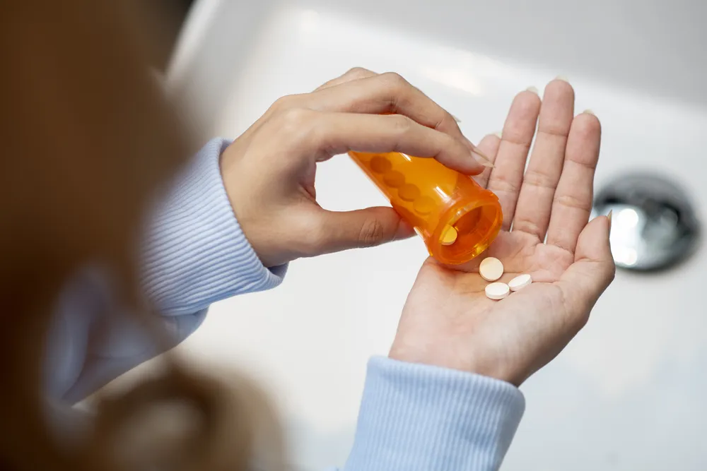 una mujer elimina la deficiencia de vitamina D mediante suplementación