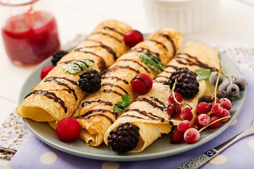 tortitas con salsa de chocolate y fruta