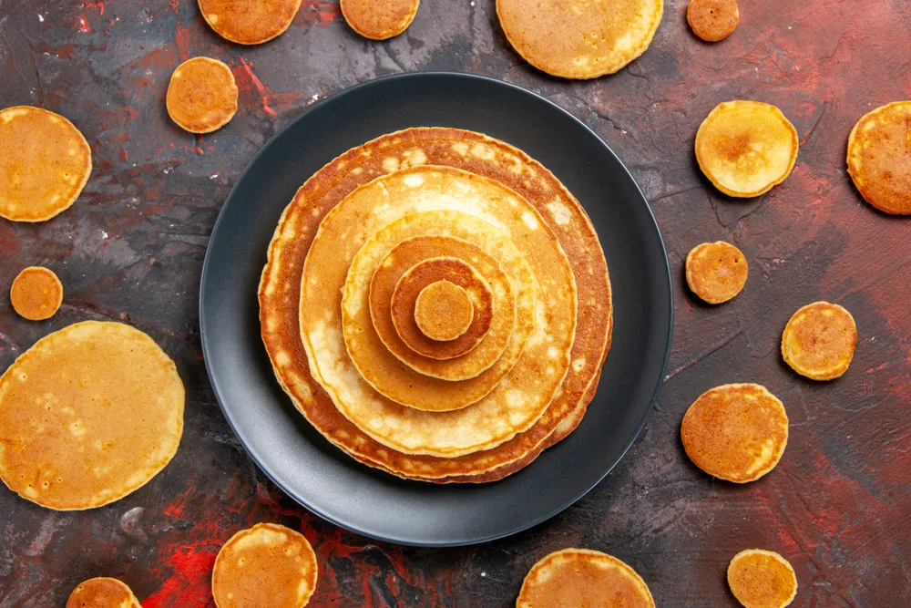 panqueques dorados recién horneados en un plato