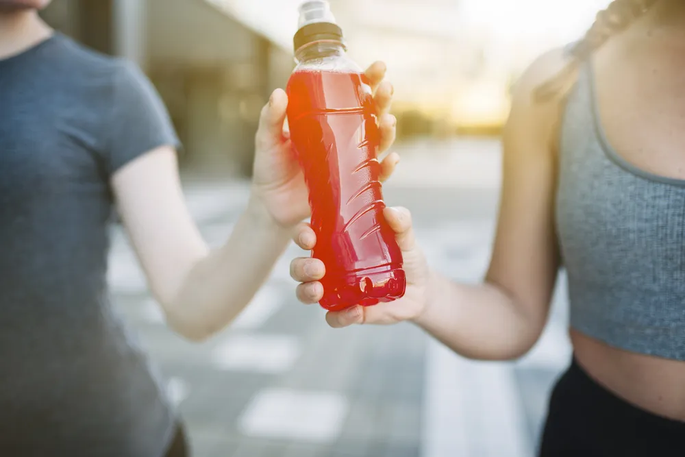 Hidratación del cuerpo del deportista con bebidas isotónicas.