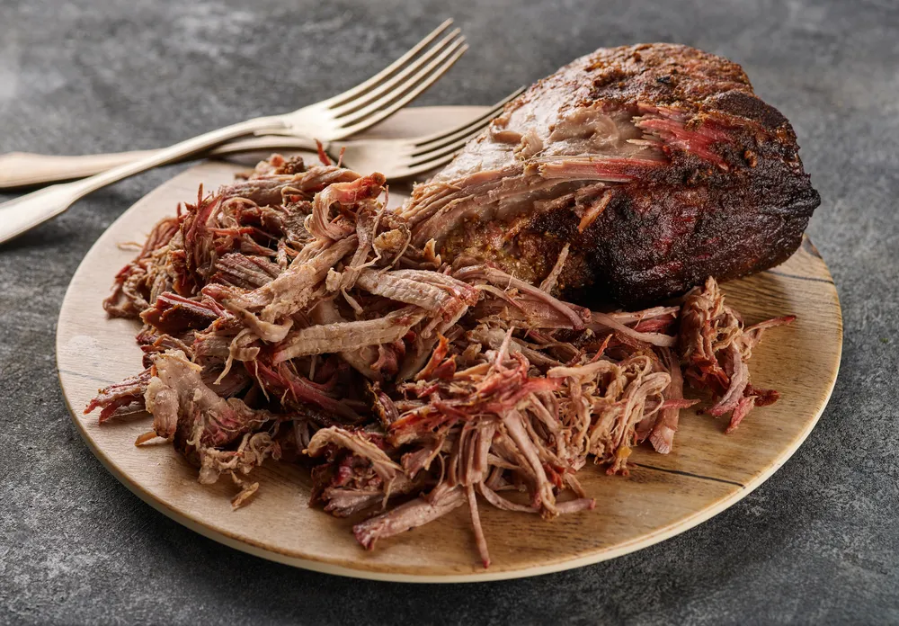 cena saludable con cerdo desmenuzado