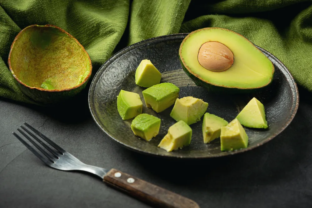 cena saludable con aguacate