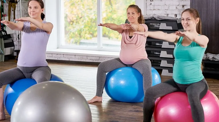 mujeres embarazadas haciendo ejercicio sobre pelotas
