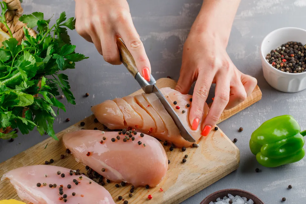 cortar pollo para tratamiento