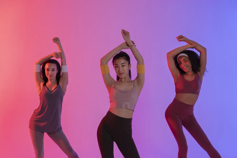 tres mujeres durante el entrenamiento de zumba