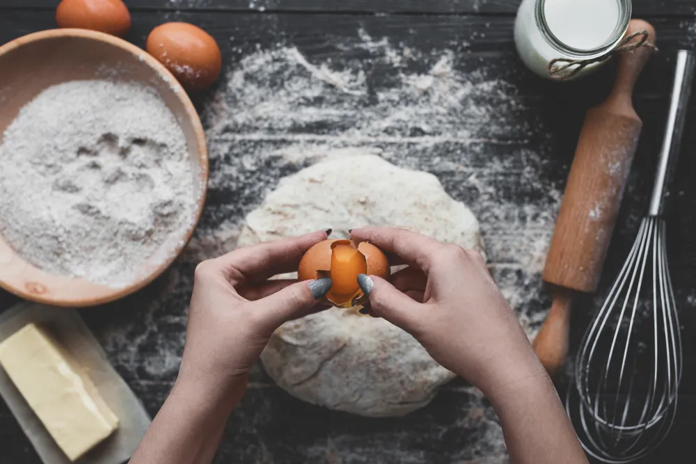mujer prepara pastel casero