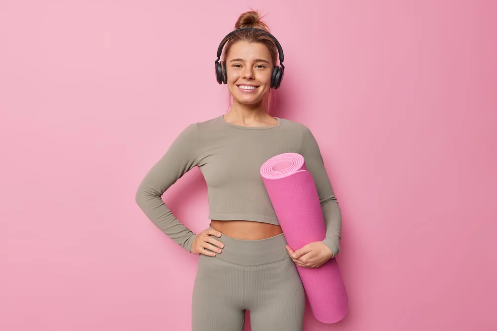 la mujer entrena regularmente y usa creatina