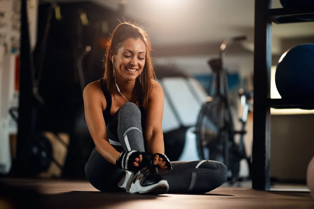 mujer realiza entrenamiento en el gimnasio