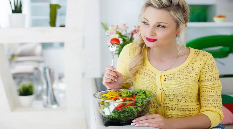 mujer con ensalada saludable