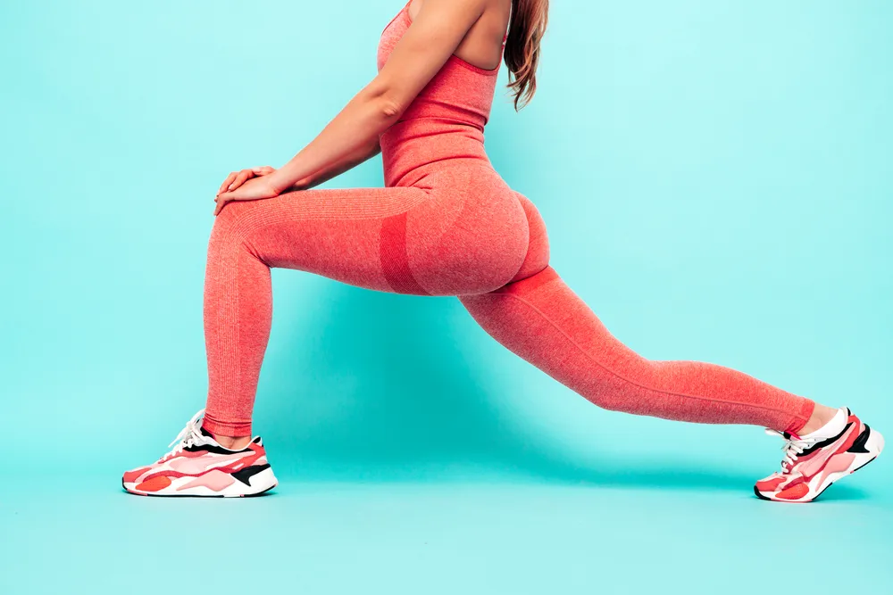mujer realiza ejercicios para las nalgas