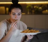Meriendas nocturnas: causas, efectos y formas de lidiar con las meriendas nocturnas