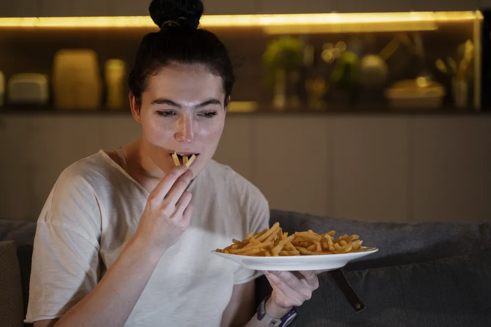 Mujer sufre síndrome de alimentación nocturna.