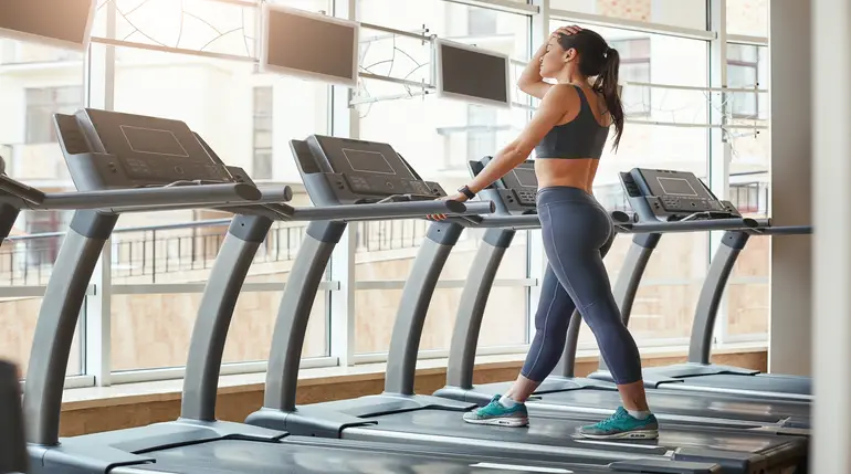 mujer haciendo entrenamiento demasiado intenso