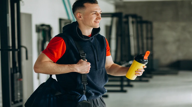 hombre con suplemento pre-entrenamiento