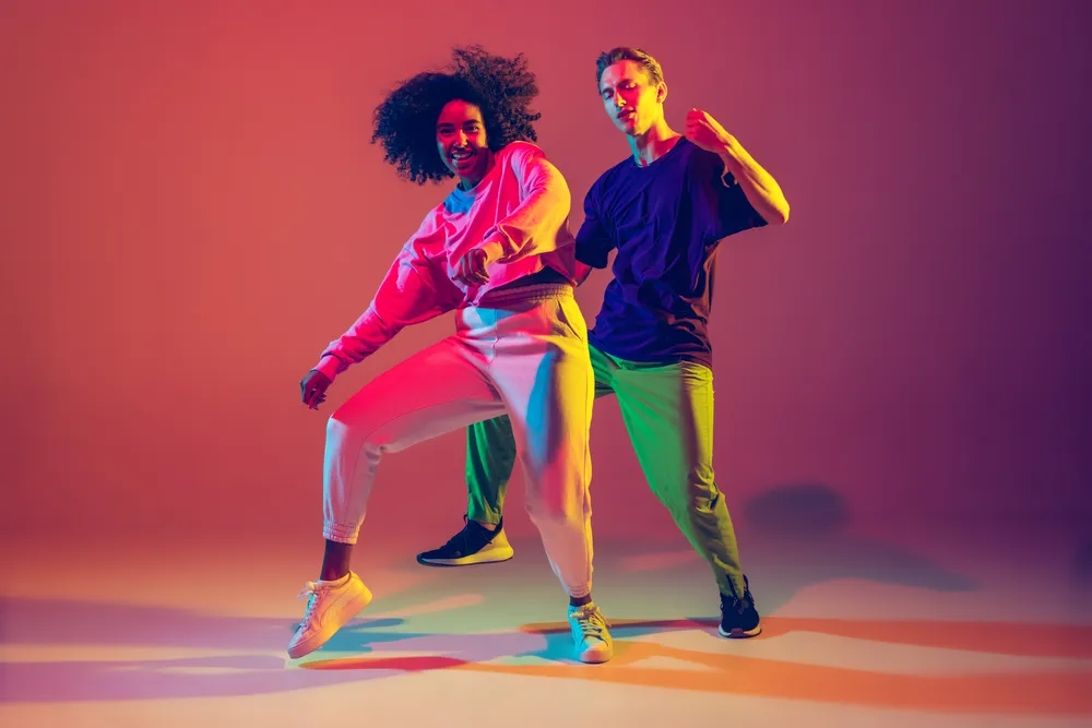 mujer y hombre bailando zumba fitness