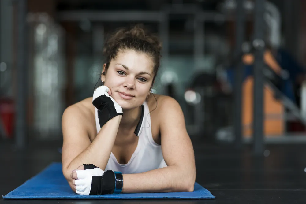 una mujer se pregunta cómo encontrar tiempo para entrenar