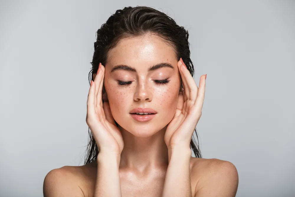 una mujer que ha rejuvenecido naturalmente la piel de su rostro
